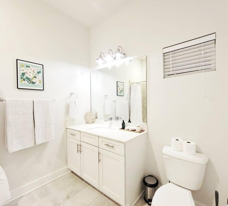 New Stylish Getaway- 5 Mil To Uptown/3 Smart Tvs! Leilighet Charlotte Eksteriør bilde