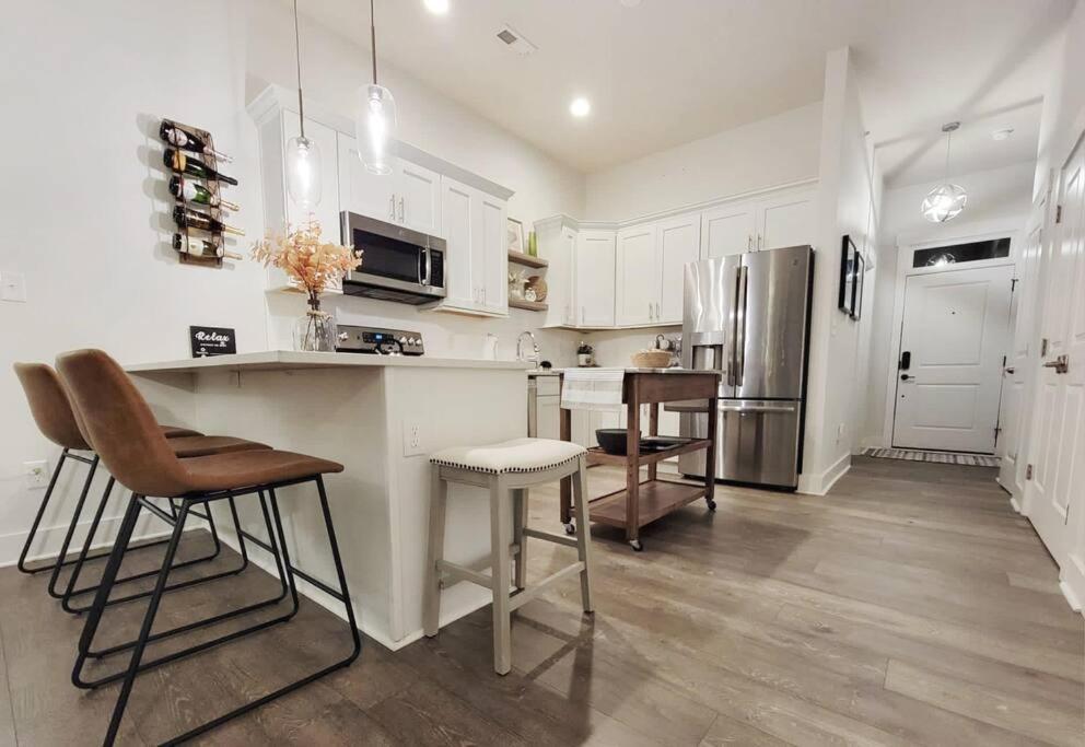 New Stylish Getaway- 5 Mil To Uptown/3 Smart Tvs! Leilighet Charlotte Eksteriør bilde