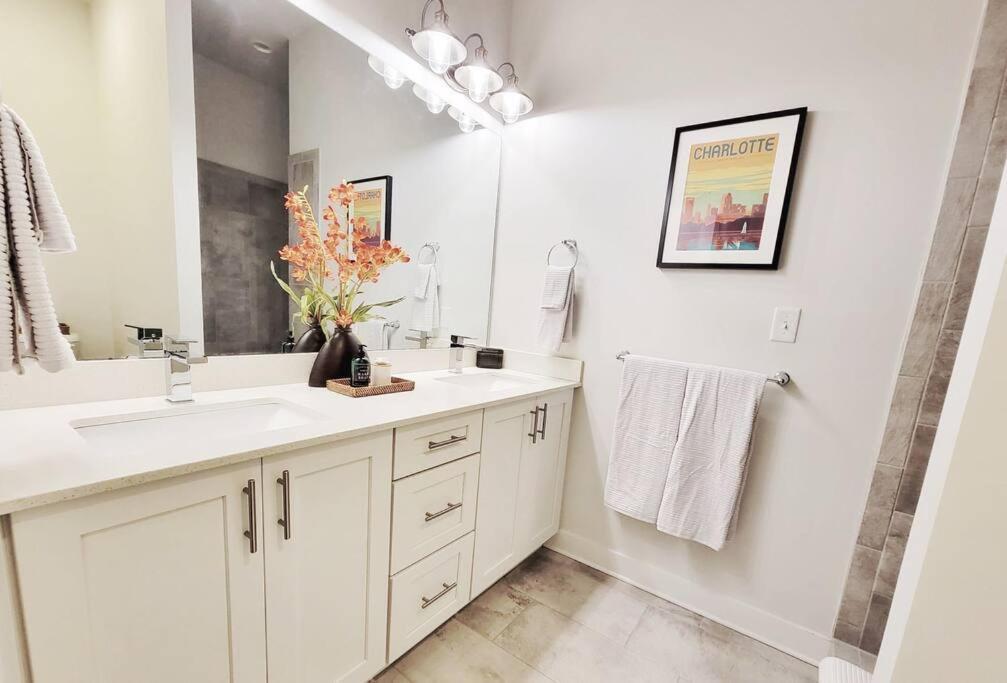 New Stylish Getaway- 5 Mil To Uptown/3 Smart Tvs! Leilighet Charlotte Eksteriør bilde