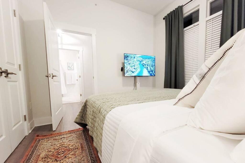 New Stylish Getaway- 5 Mil To Uptown/3 Smart Tvs! Leilighet Charlotte Eksteriør bilde
