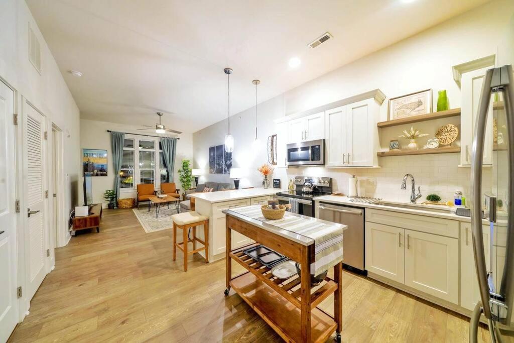 New Stylish Getaway- 5 Mil To Uptown/3 Smart Tvs! Leilighet Charlotte Eksteriør bilde