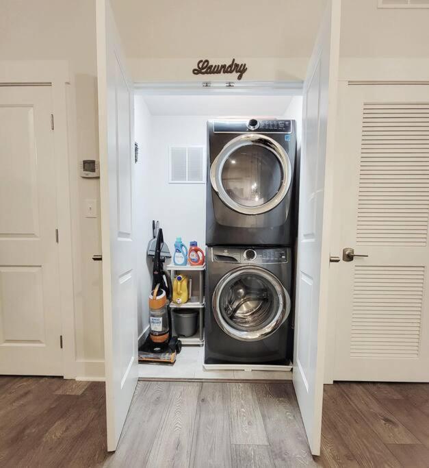 New Stylish Getaway- 5 Mil To Uptown/3 Smart Tvs! Leilighet Charlotte Eksteriør bilde