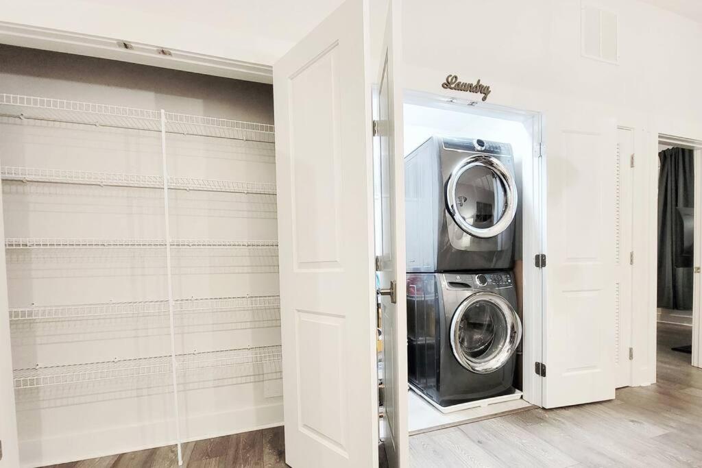 New Stylish Getaway- 5 Mil To Uptown/3 Smart Tvs! Leilighet Charlotte Eksteriør bilde