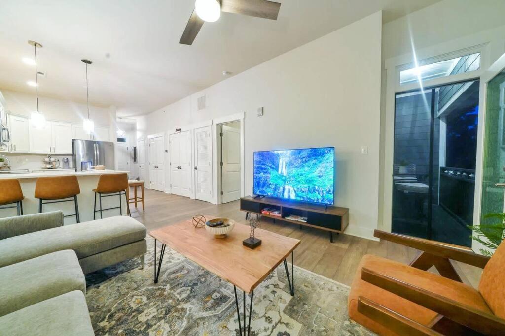 New Stylish Getaway- 5 Mil To Uptown/3 Smart Tvs! Leilighet Charlotte Eksteriør bilde
