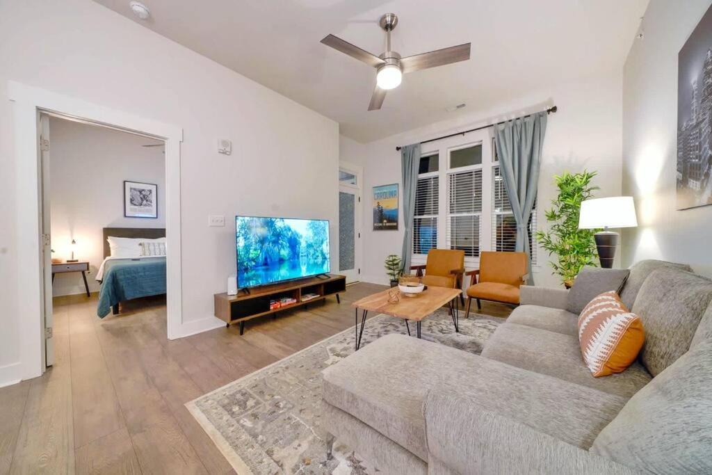 New Stylish Getaway- 5 Mil To Uptown/3 Smart Tvs! Leilighet Charlotte Eksteriør bilde
