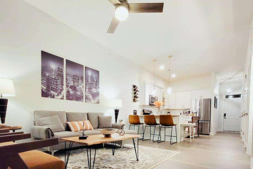 New Stylish Getaway- 5 Mil To Uptown/3 Smart Tvs! Leilighet Charlotte Eksteriør bilde